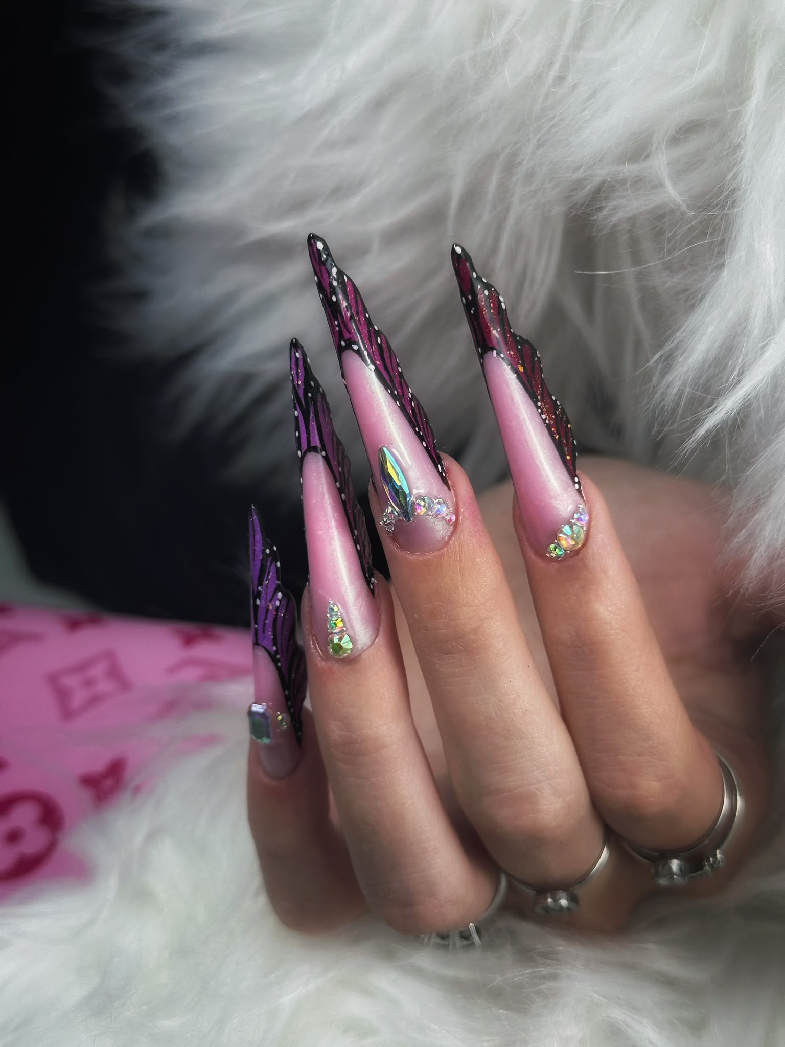 Nail art rosa con ali di farfalla viola