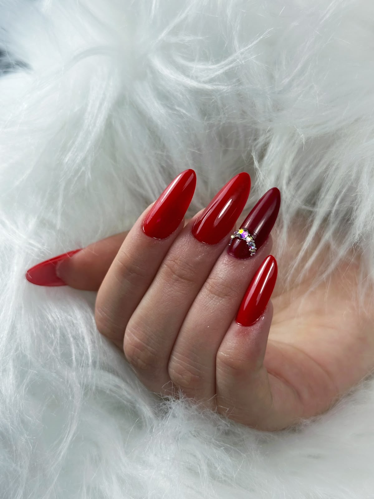Manicure rossa elegante con cristalli